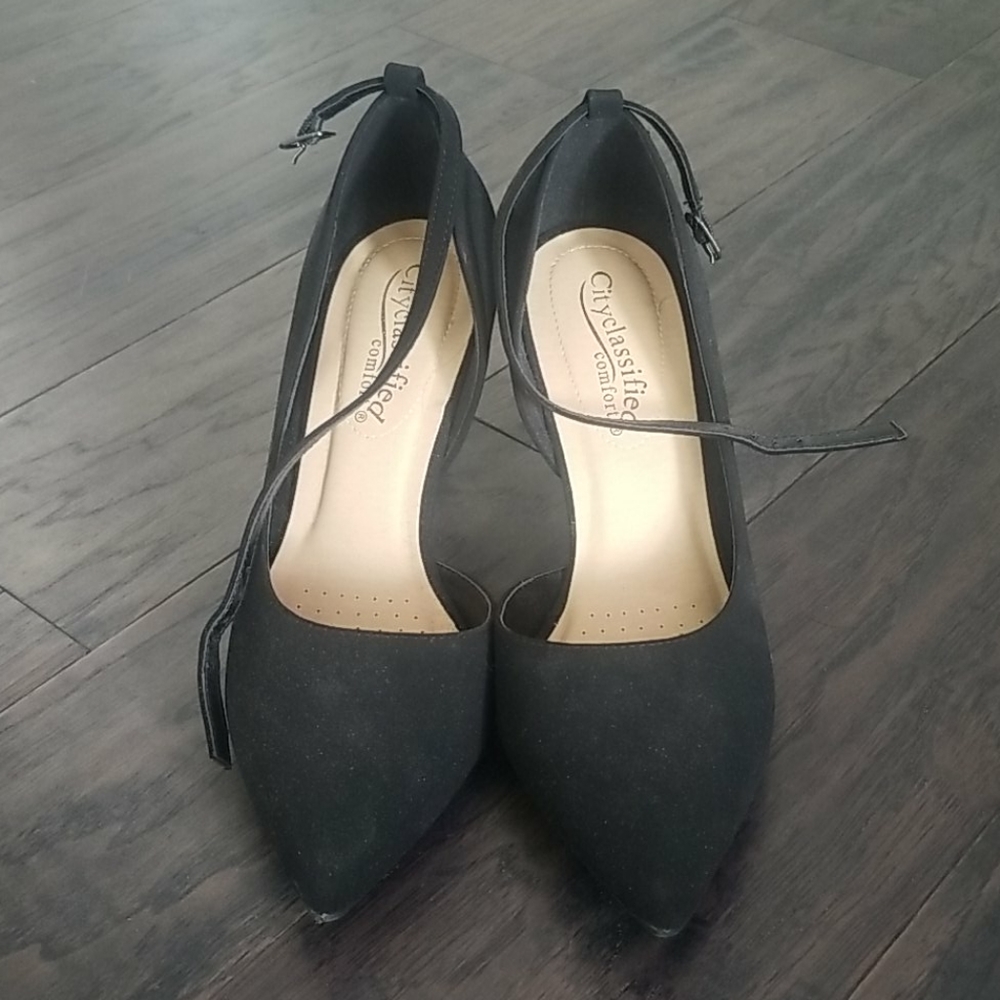 Brand New Pointed Toe Kitten Heels